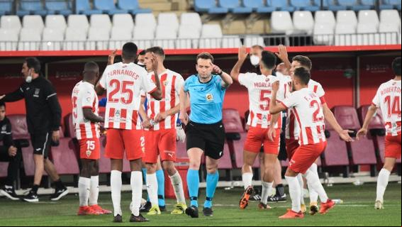 El entrenador del Almería estalla contra el VAR y el arbitraje