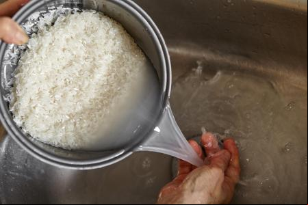 El arsénico se encuentra en aguas subterráneas, que se usan para el cultivo de cereales como el arroz