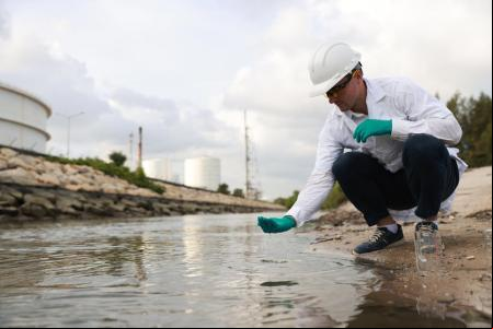 La contaminación del agua por PFAS puede proceder de fuentes industriales o de substancias y productos de uso cotidiano en nuestros hogares .