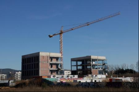 Bloques de pisos en construcción en Girona.