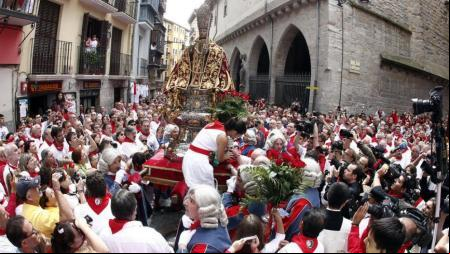 La imagen de San Fermín recorre en procesión las calles del casco antiguo de Pamplona durante acompañada de la corporación municipal, vestida de gala, y las autoridades eclesiásticas en el día grande de los Sanfermines