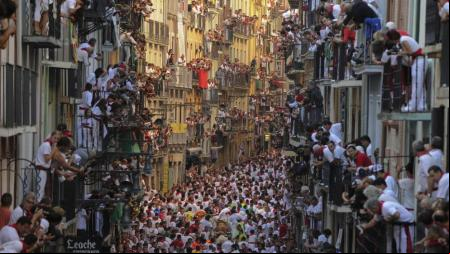 Los balcones y las calles llenos de gente en el primer encierro de los Sanfermines 2013