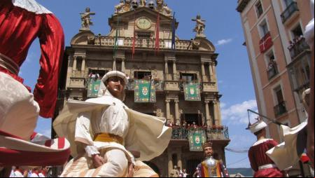 Gigantes bailando frente al ayuntamiento de Pamplona