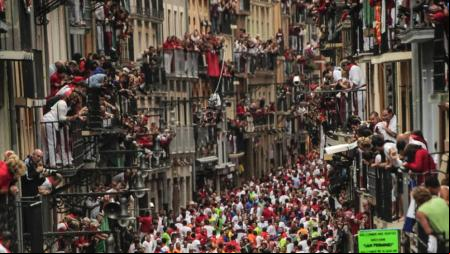 La foto premiada en los Sanfermines 2013, con los balcones abarrotados de público mientras el encierro corre por la calle Estafeta de Pamplona