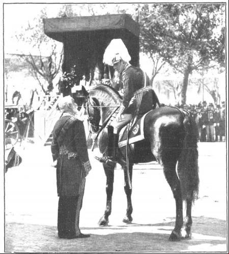 Alfonso XIII hablando con Antonio Maura durante la ceremonia de la jura de la bandera en el paseo de la Castellana en 1909.