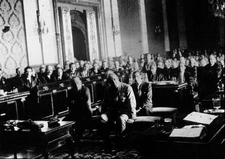 Sanjurjo con otros oficiales siendo juzgado en el tribunal en 1932.
