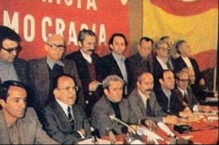 El PCE anuncia su aceptación de la Monarquía parlamentaria y sus símbolos, incluida la bandera rojigualda, tras su legalización