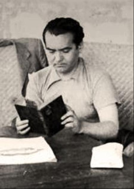 Federico García Lorca, durante un momento de lectura en una imagen localizada en la casa familiar de la Huerta de San Vicente