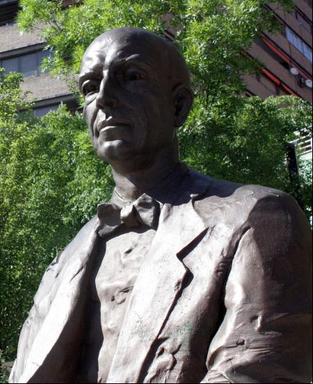 Estatua dedicada a Manuel de Falla en Granada.