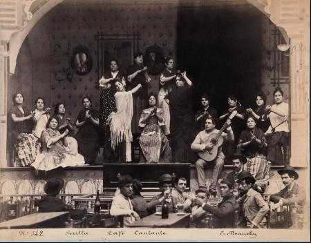 Foto de Emilio Beauchy de un café cantante en Sevilla hacia 1885