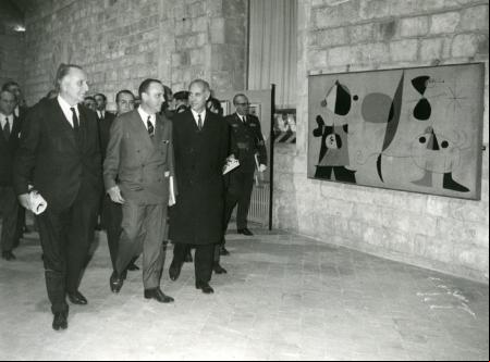 Laureano López Rodó (derecha) en Barcelona en noviembre de 1968 durante la inauguración de una exposición.