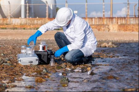 Recogida de muestras de agua en una zona contaminada .