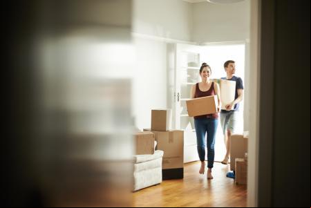 Una pareja joven accede a su vivienda recién alquilada