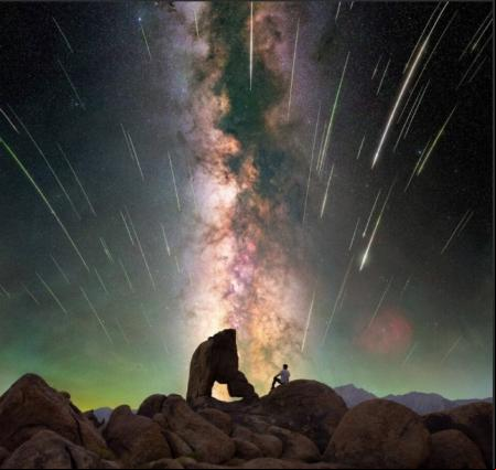 «Boot Arch Perseids» – Captada en Alabama Hills (California, EE.UU.), con la Vía Láctea perfilada junto a la lluvia de estrellas de las Perseidas .