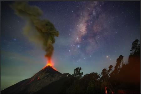 «Cosmic Fire» – El Volcán de Fuego (Guatemala) y la Vía Láctea vistos desde el volcán Acatenango .
