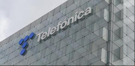 Exterior de la sede de Telefónica, en el ensanche de Las Tablas, en el distrito de Fuencarral-El Pardo, a 6 de septiembre de 2023, en Madrid (España). Las acciones de Telefónica subían un 3% a las 9.14 horas, hasta los 3,863 euros por título, después de que la operadora pública saudí STC anunciara ayer, tras el cierre del mercado, la adquisición de una participación del 9,9% en la operadora española por 2.100 millones de euros. La compra por parte de STC de esta participación en el grupo español se ha realizado mediante la adquisición de acciones representativas del 4,9% del capital social de Telefónica y de instrumentos financieros que confieren una exposición económica sobre otro 5% del capital social de Telefónica. STC Group se ha convertido en el mayor accionista de Telefónica. El grupo saudí cuenta con una capitalización bursátil de 49.200 millones.
