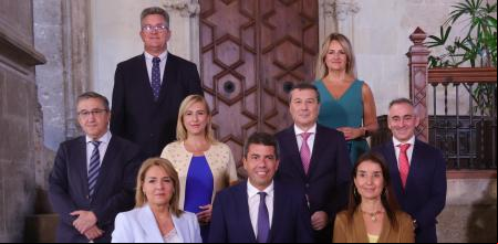 Los nueve consellers, cuatro mujeres y cuatro hombres, junto al presidente de la Generalitat Valenciana