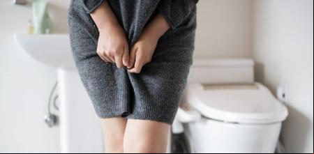 Una mujer con incontinencia urinaria