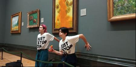 Activistas climáticas tras lanzar sopa de tomate contra 'Los Girasoles' de Van Gogh en la Galería Nacional de Londres