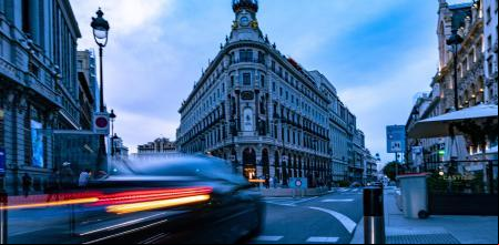 El innovador Centro Canalejas, que alberga Four Seasons Hotel Madrid, une una serie de siete edificios históricos, todos ellos impecablemente restaurados y rediseñados. La parte más antigua del complejo, originalmente El Palacio de la Equitativa, data de 1887. La espectacular rotunda rotonda, rematada con una cúpula de cobre, se alza sobre la esquina de la Calle de Sevilla y la Calle de Alcalá. Igualmente impresionante es la cercana fachada de la oficina principal del Banco Hispano Americano, cuya construcción comenzó en 1902, y que hoy forma la entrada principal a las tiendas de lujo de la Galería Canalejas.