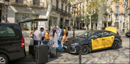 FOTO: MANÉ ESPINOSA 04/08/2024 LOS HOTELES DE BARCELONA YA RECIBEN MÁS CLIENTES DE ESTADOS UNIDOS QUE ESPAÑOLES. CARGA DE MALETAS DE TURISTAS EN HOTEL CONDES DE BARCELONA DE SEIG DE GRACIA