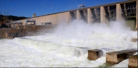 La presa de Riba-roja d'Ebre desembassant aigua durant la crescuda controlada d'aquest dilluns