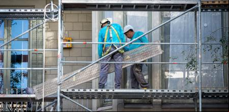 Foto ANDREA MARTÍNEZ PASTOR 8/11/2024. Obreros y constructores trabajando en la obra de construcción de viviendas y pisos nuevos, en Barcelona.