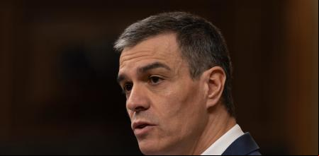 El presidente del Gobierno, Pedro Sánchez, interviene durante una sesión plenaria en el Congreso de los Diputados, a 26 de marzo de 2025, en Madrid (España). El presidente del Gobierno Pedro Sánchez comparece en el Congreso de los Diputados para defender la posición del Ejecutivo sobre el rearme en Europa y la necesidad de acelerar el gasto en Defensa y con el socio de coalición, Sumar y otros aliados parlamentarios posicionados frontalmente en contra. Esta intervención se produce en pleno debate sobre si habrá Presupuestos Generales del Estado este año 2025 ante la falta de apoyos al Ejecutivo.