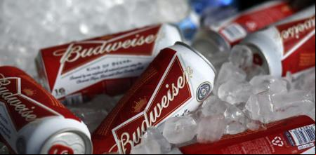 Botellas de cervezas Budweiser, una de las marcas que se podrían ver afectadas por los aranceles europeos
