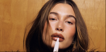 Hailey Bieber vende su marca de belleza, Rhode, por 1.000 millones de dólares
