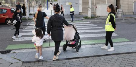 Sant Adrià de Besòs despliega un grupo de vecinos en la Mina para ejercer de agentes cívicos