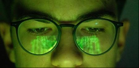 Más allá de Alcasec: los otros hackers adolescentes que pusieron en jaque a gobiernos y gigantes tecnológicos