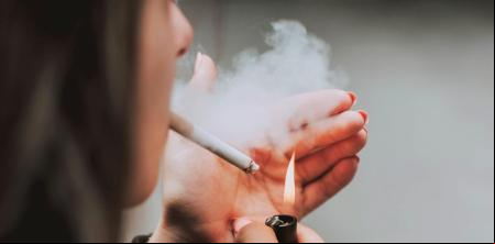 Francia prohíbe fumar en playas, parques y entornos escolares a partir del 1 de julio