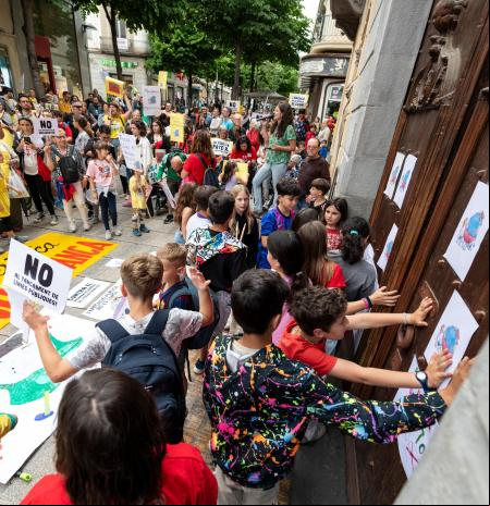 Un centenar de familias de Mataró claman contra el cierre de una línea en la escuela Antonio Machado