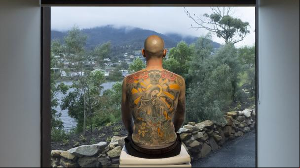 ¿Qué hombre vendió su piel a un coleccionista de arte por 150.000 euros?