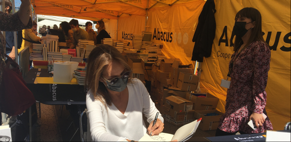 María Dueñas y Xavier Bosch, los más vendidos de un Sant Jordi que recupera el tono tras la covid