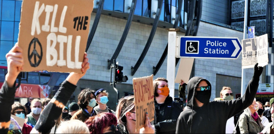 Caras y lemas del Kill the Bill en Inglaterra