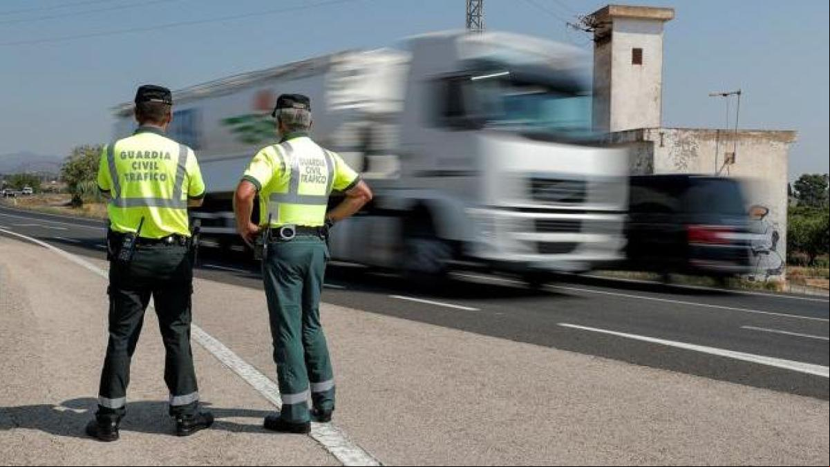 “Todos los días se juegan la vida haciendo su trabajo”: el testimonio de esta guardia civil y este gruista puede cambiarte la forma de conducir