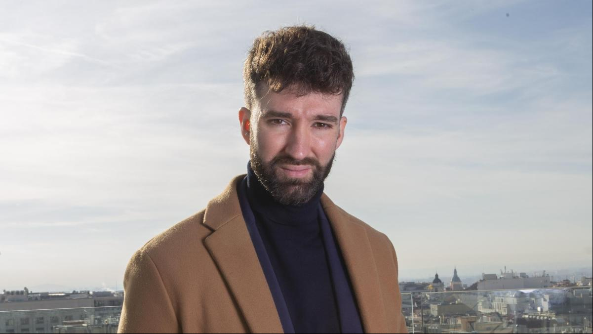 David Callejo, médico: “Si te besas más de 9 veces al día con tu pareja, compartes la misma microbiota bucal, lo que reduce infecciones, caries y mal aliento”