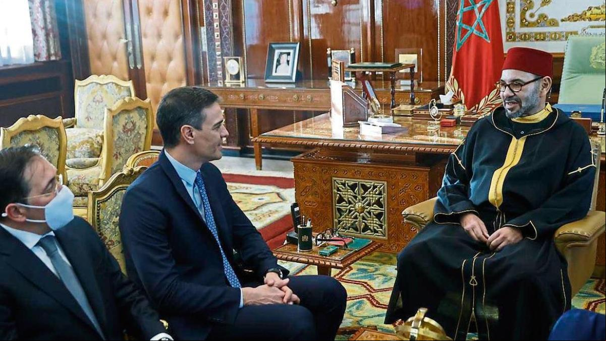 Mohamed VI conversa con Sánchez por teléfono pero no lo recibirá personalmente