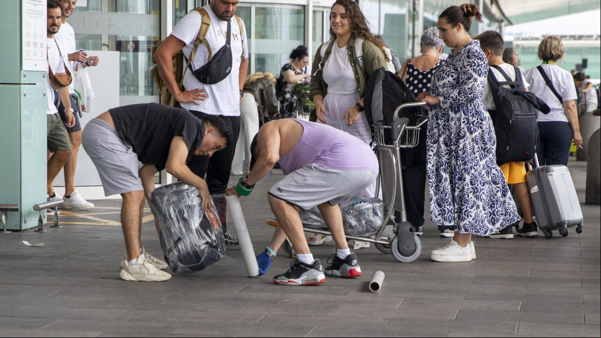 Golpe policial contra los embaladores de maletas piratas que causan peleas en El Prat