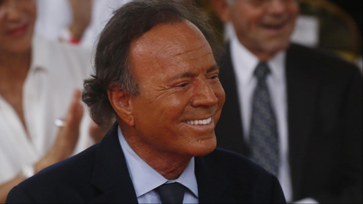 El día que Julio Iglesias vaciló a sus comensales con mas de 40.000 euros: “Si no hago este numerito, no me tomáis en serio”