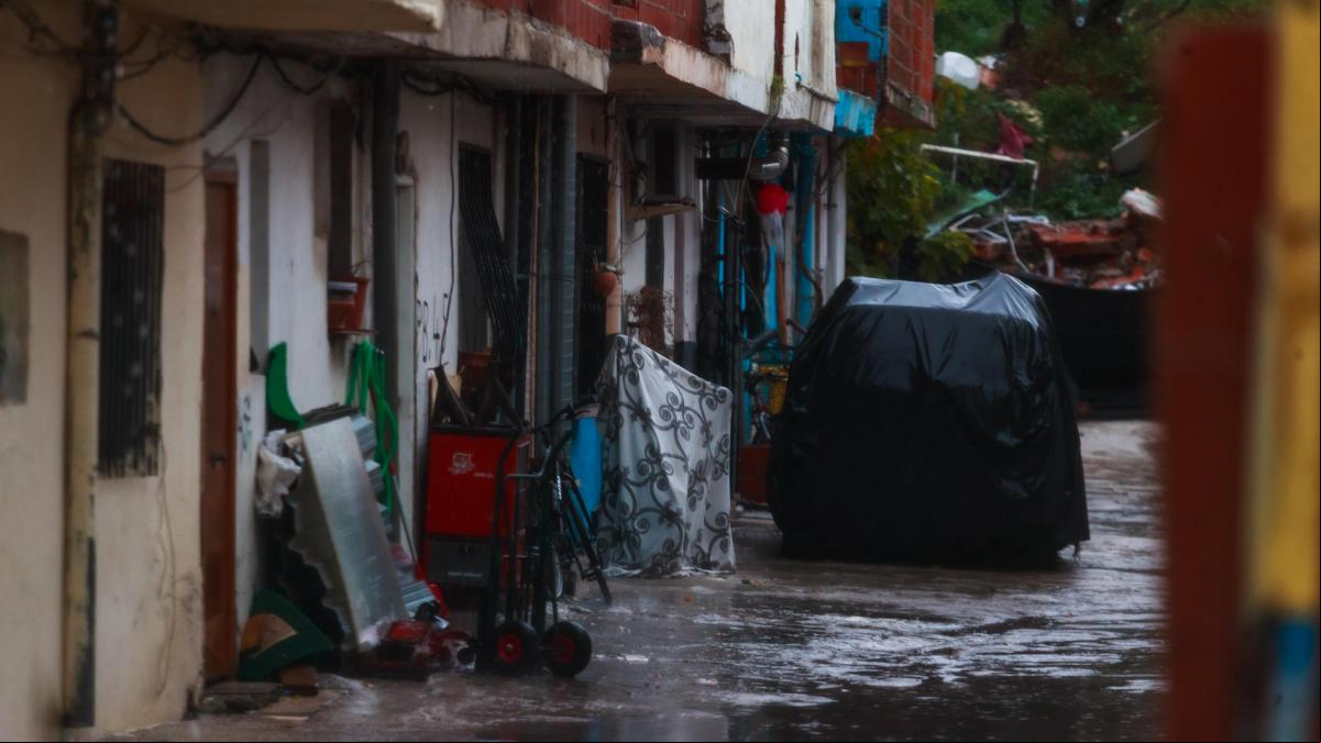 Un juez da la razón a una familia de la Cañada Real e impide que se derribe su vivienda