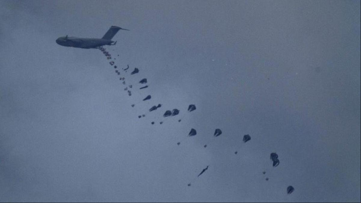 Al menos cinco gazatíes mueren aplastados al fallar los paracaídas de la ayuda humanitaria