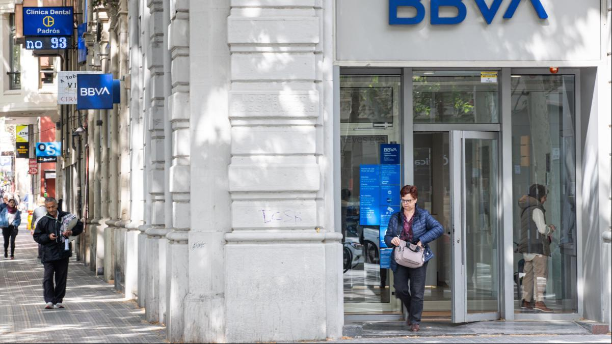 BBVA mantiene el cierre de 300 oficinas pese al nuevo compromiso con Competencia