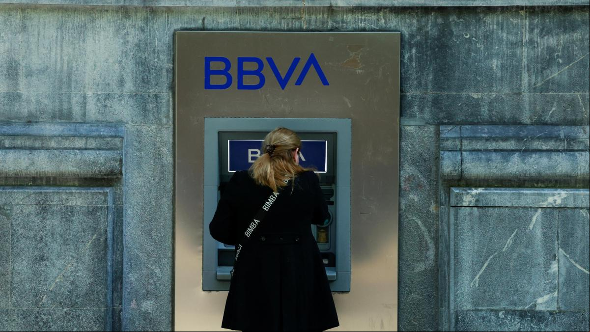 El BBVA y el Sabadell abren la batalla por los accionistas de cara a la opa