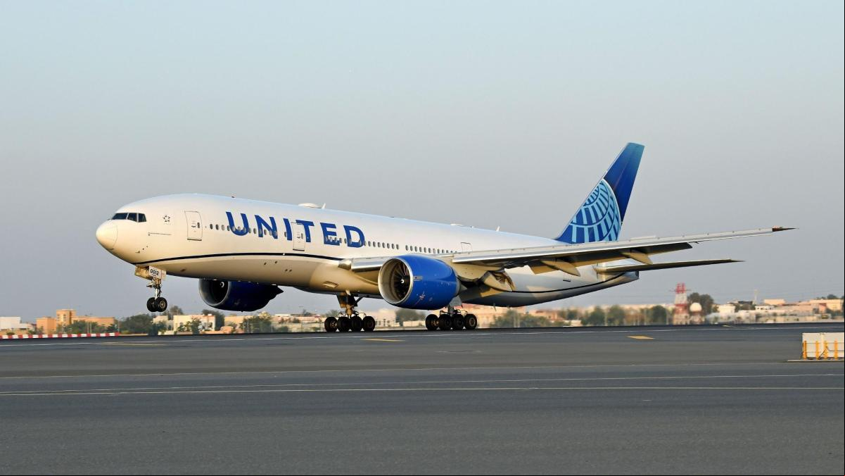 Un avión se desvía por “peligro biológico” con los pasajeros en pánico: “La tripulación está vomitando”