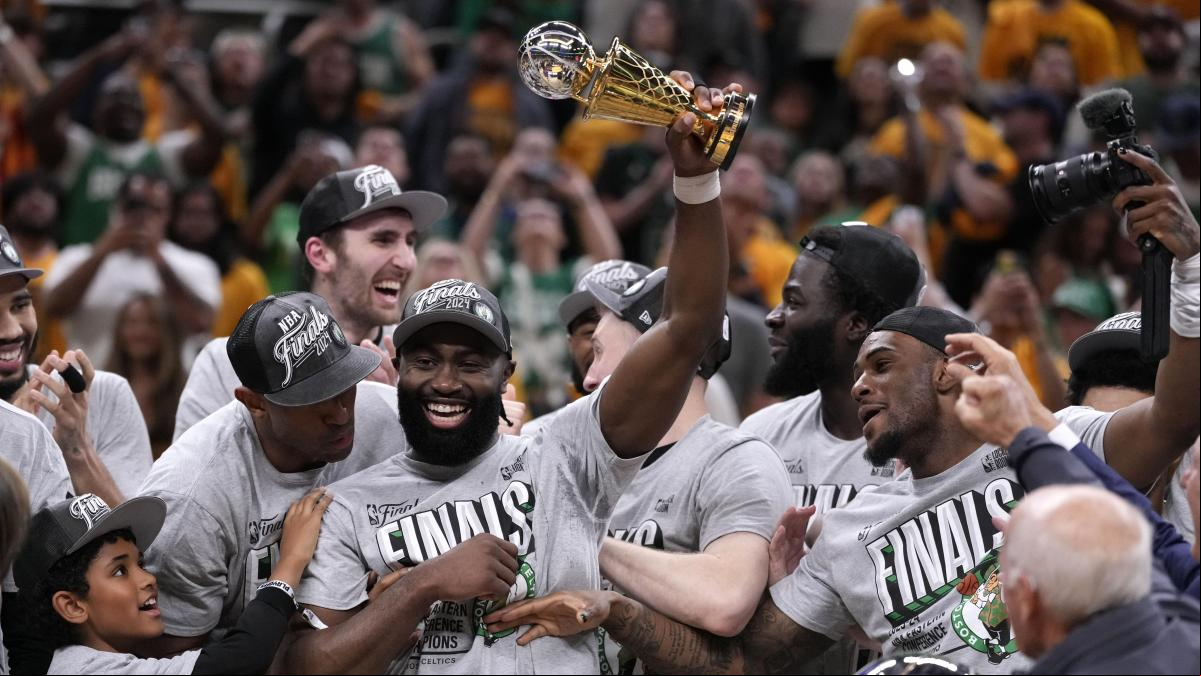 Brown y Tatum llevan a los Celtics a las Finales de la NBA y esperan a Doncic Brown y Tatum llevan a los Celtics a las Finales de la NBA y esperan a Doncic