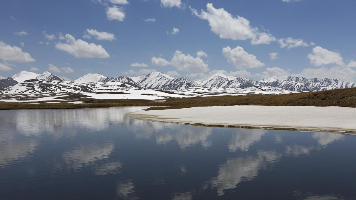 En este lago del tamaño de Galicia que nunca se congela (a pesar del frío) reposa el explorador ruso más famoso