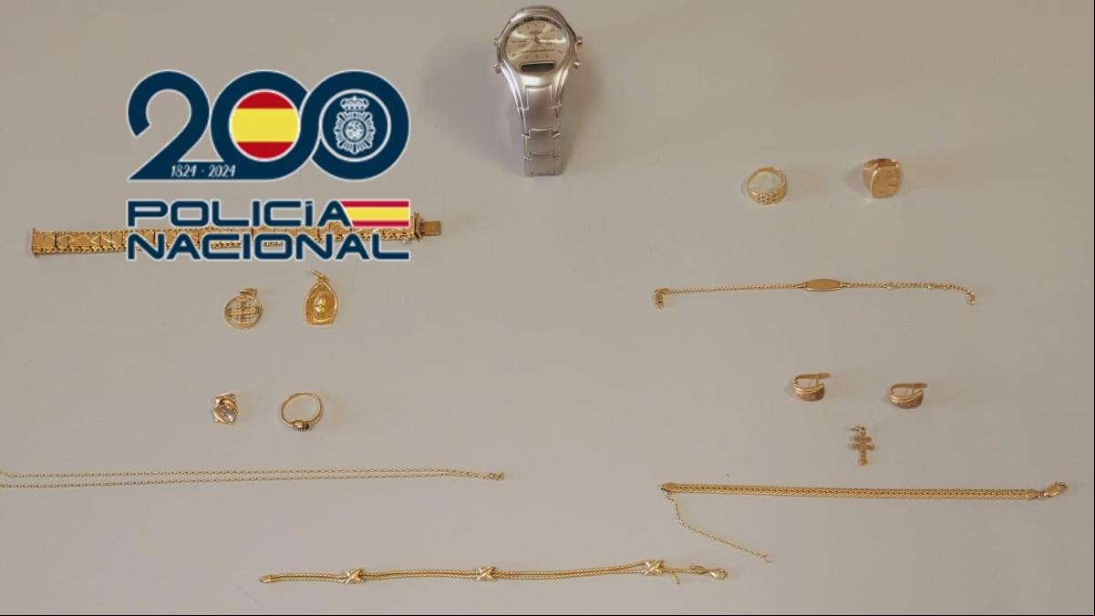 Detienen a una mujer por robar un centenar de joyas a familiares y amigos y venderlas